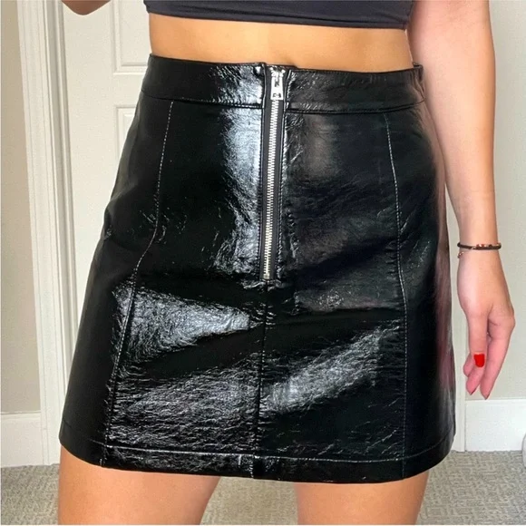 TOPSHOP Black Shiny PVC Fitted Mini Skirt with Front Zip - Picture 1 of 12